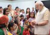 प्रधानमंत्री नरेन्द्र मोदी ने बच्चों के साथ मनाया रक्षाबंधन पर्व