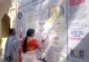 संभागीय आयुक्त ने मतदाता जागरूकता वॉल पर किए हस्ताक्षर : जिला परिषद कार्मिकों ने ली शपथ