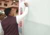 जिला निर्वाचन अधिकारी भगवती प्रसाद कलाल ने हस्ताक्षर वॉल पर साइन कर दिया मतदान का संदेश