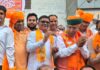 धर्म यात्रा का भाजपा संगठन के साथ पुष्प वर्षा कर अर्जुनराम मेघवाल ने किया स्वागत