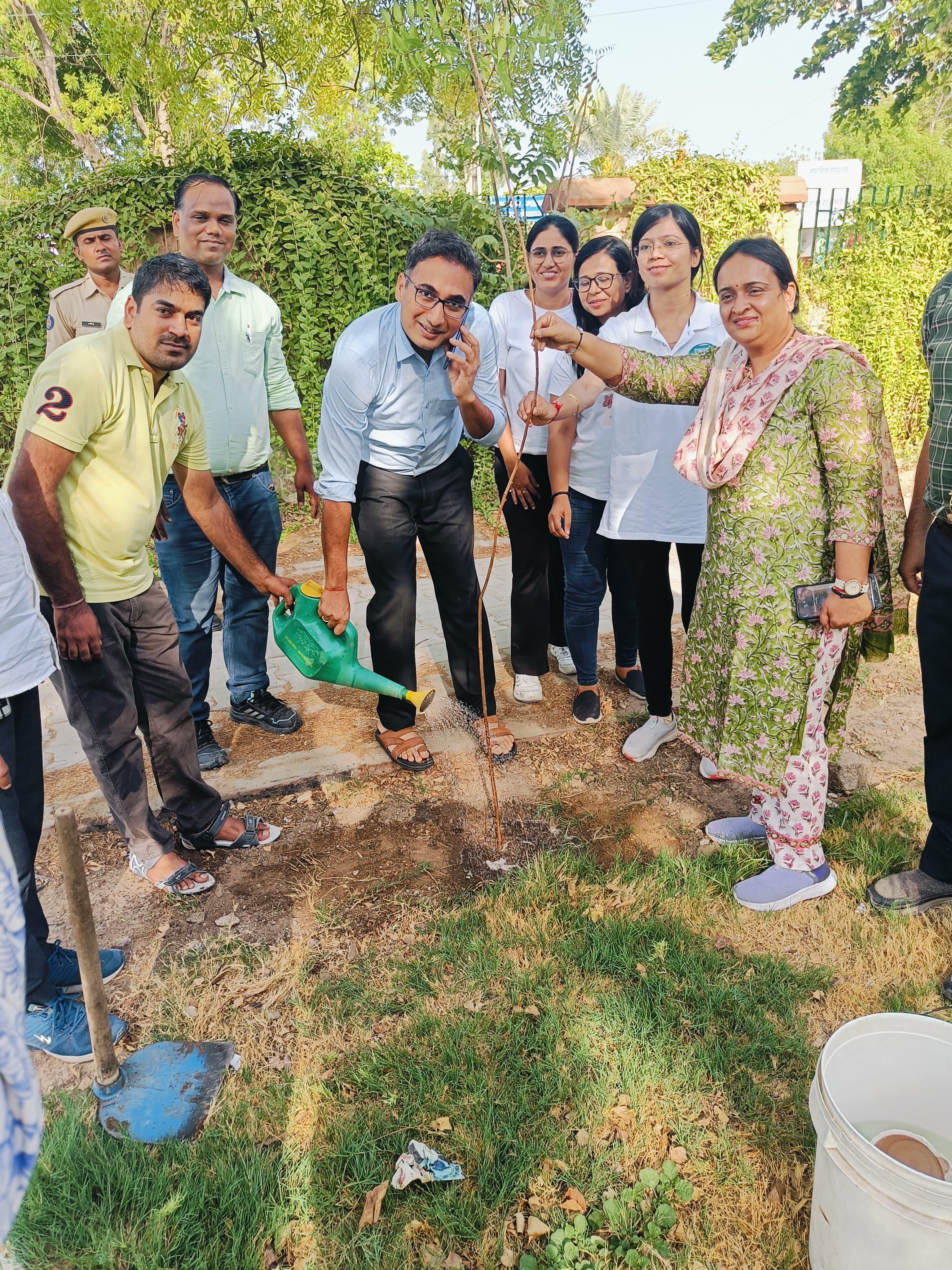 जिला कलक्टर गौरव अग्रवाल ने पौधारोपण कर दिया आगामी वर्षा ऋतु में ज़्यादा से ज़्यादा पेड़ लगाने का संदेश