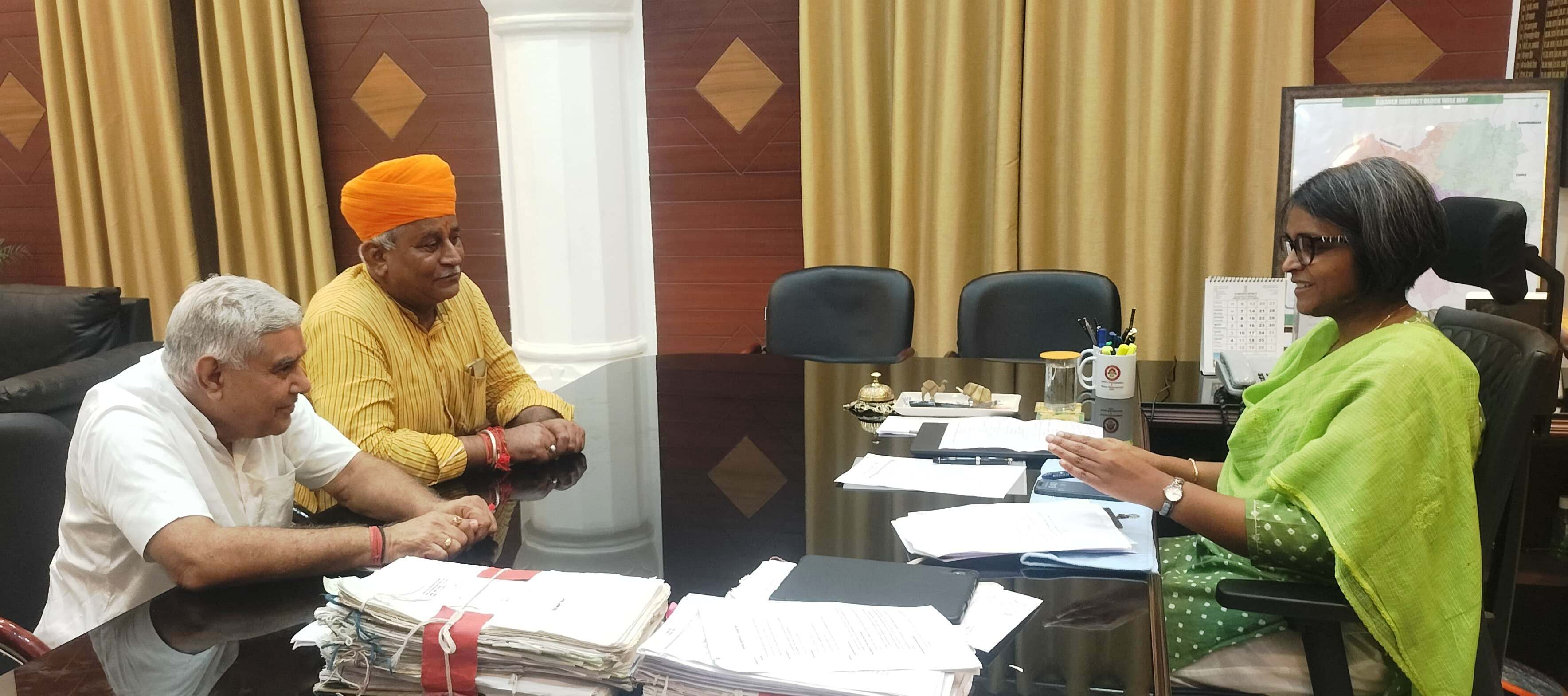 जिला कलेक्टर से मिले विधायक व्यास : रेलवे फाटकों की समस्या, शहरी क्षेत्र में विकास कार्यों और राजीव गांधी तरणताल शुरू करने सहित विभिन्न मुद्दों पर हुई चर्चा