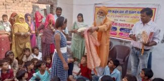 रूद्र हनुमान सेवा समिति ने दीपावली पर्व पर जरूरतमंद व्यक्तियों को वितरित किए वस्त्र, मिठाइयां और जूते