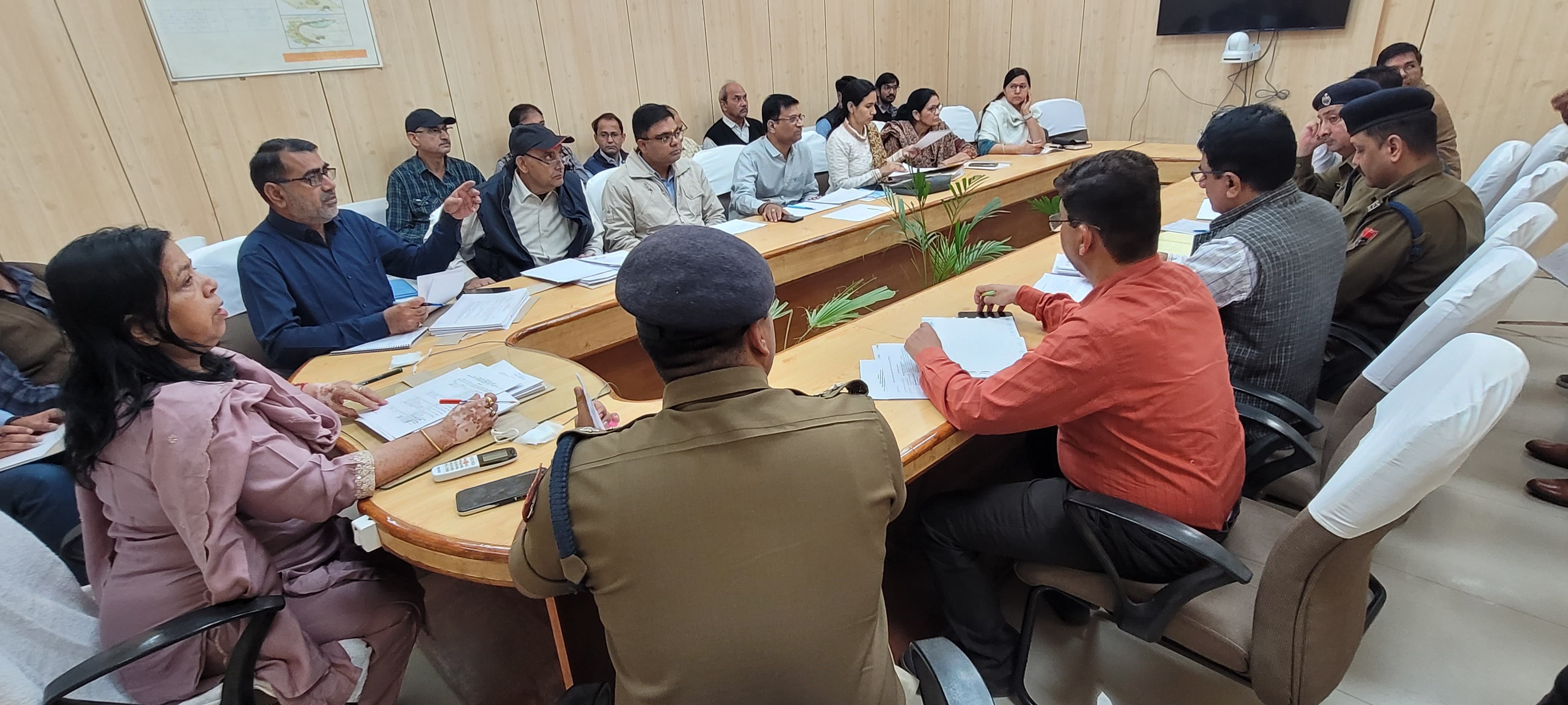 संभागीय आयुक्त वंदना सिंघवी की अध्यक्षता में पाक्षिक बैठक आयोजित :ओवरलोडिंग वाहनों और अवैध खनन के विरुद्ध कार्यवाही के दिए निर्देश