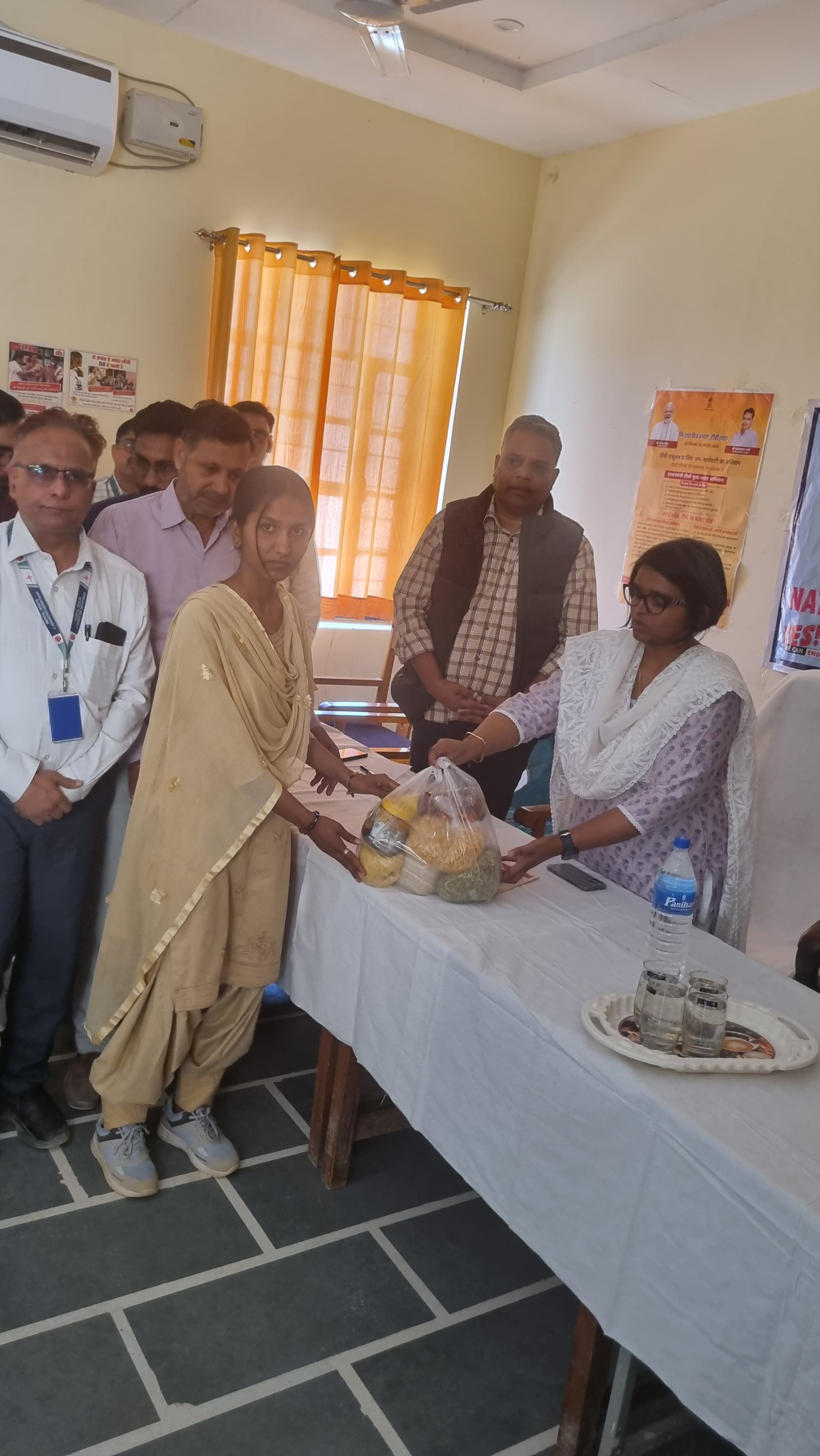 जिला कलक्टर नम्रता वृष्णि ने टीबी मरीजो को वितरित किए पोषण किट