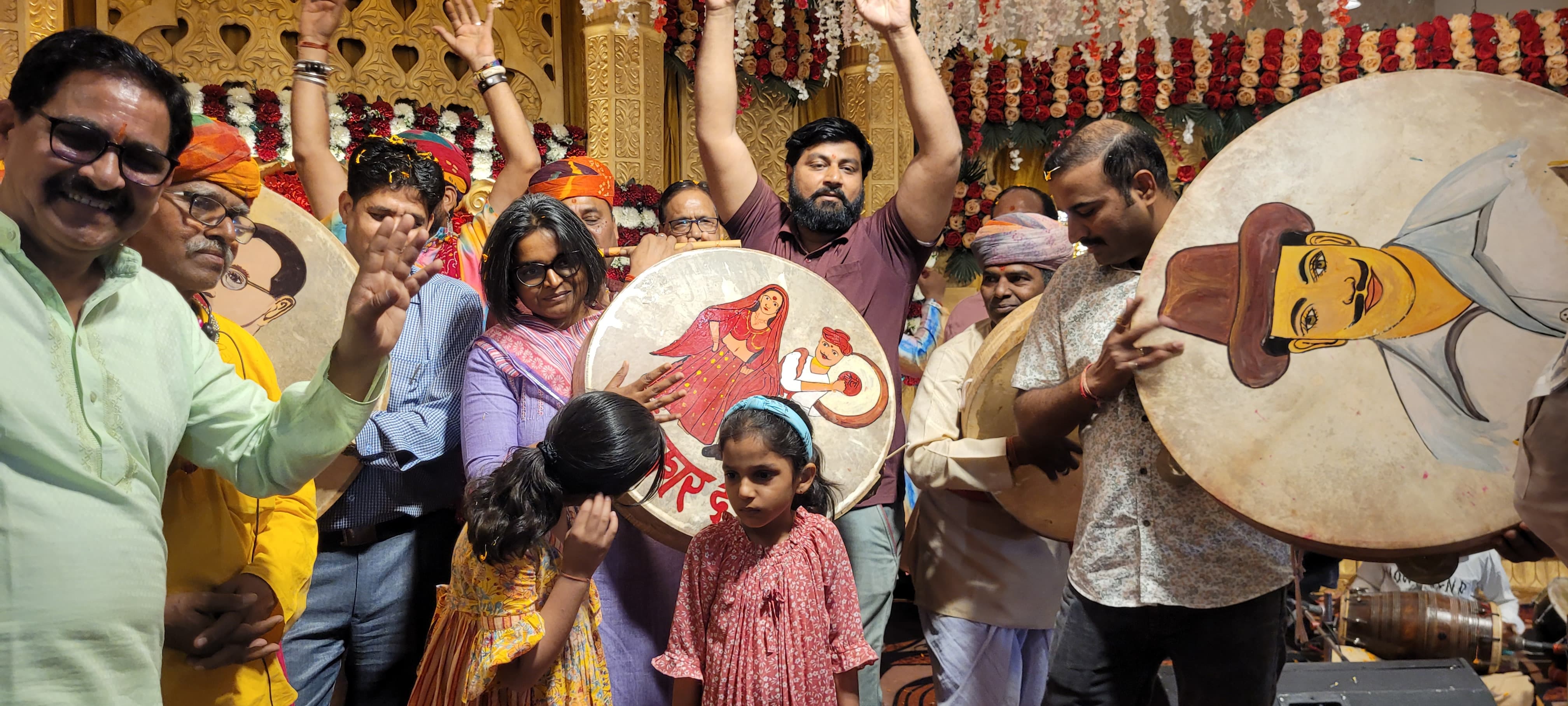 जिला कलक्टर नम्रता वृष्णि ने लगाई चंग पर थाप : राजस्व मंत्रालयिक कर्मचारी संघ का होली स्नेह मिलन कार्यक्रम आयोजित