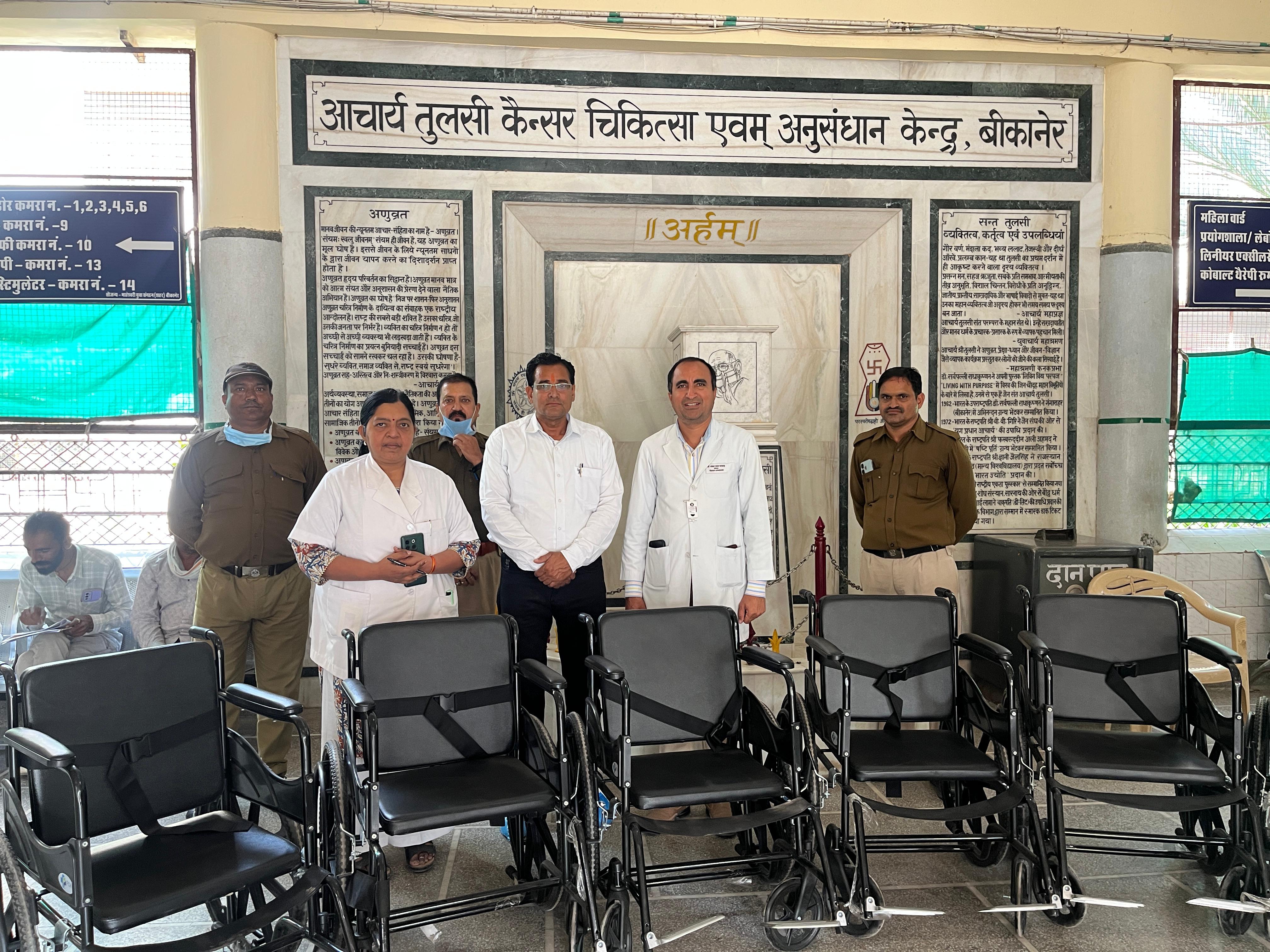 आचार्य तुलसी कैंसर चिकिसालय पीबीएम में 6 व्हीलचेयर भेंट