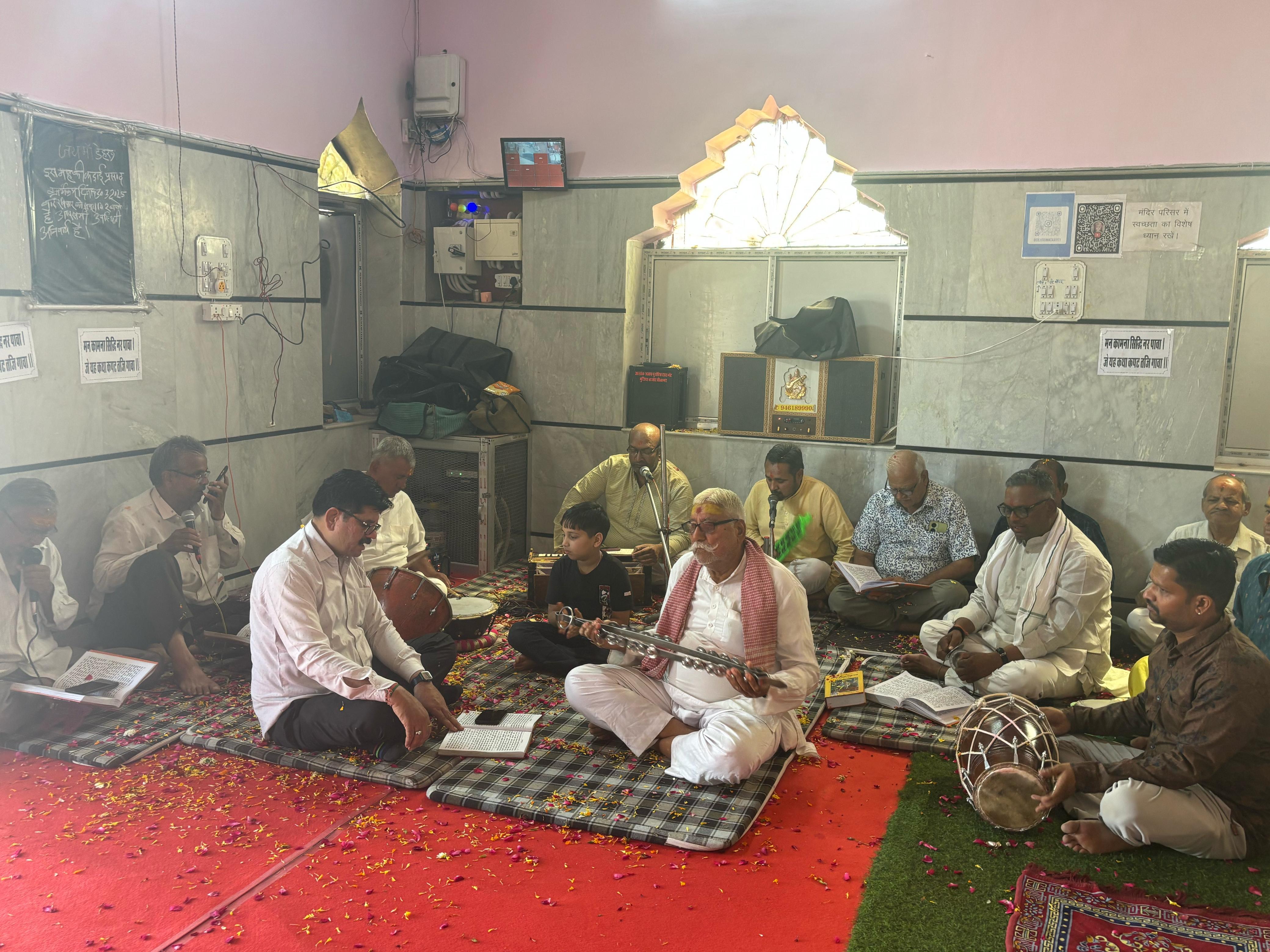 डेहरू माता मंदिर परिसर में मानस परिवार एवं समिति द्वारा नौ दिवसीय नवाहन परायण पाठ राम जन्म का प्रसंग