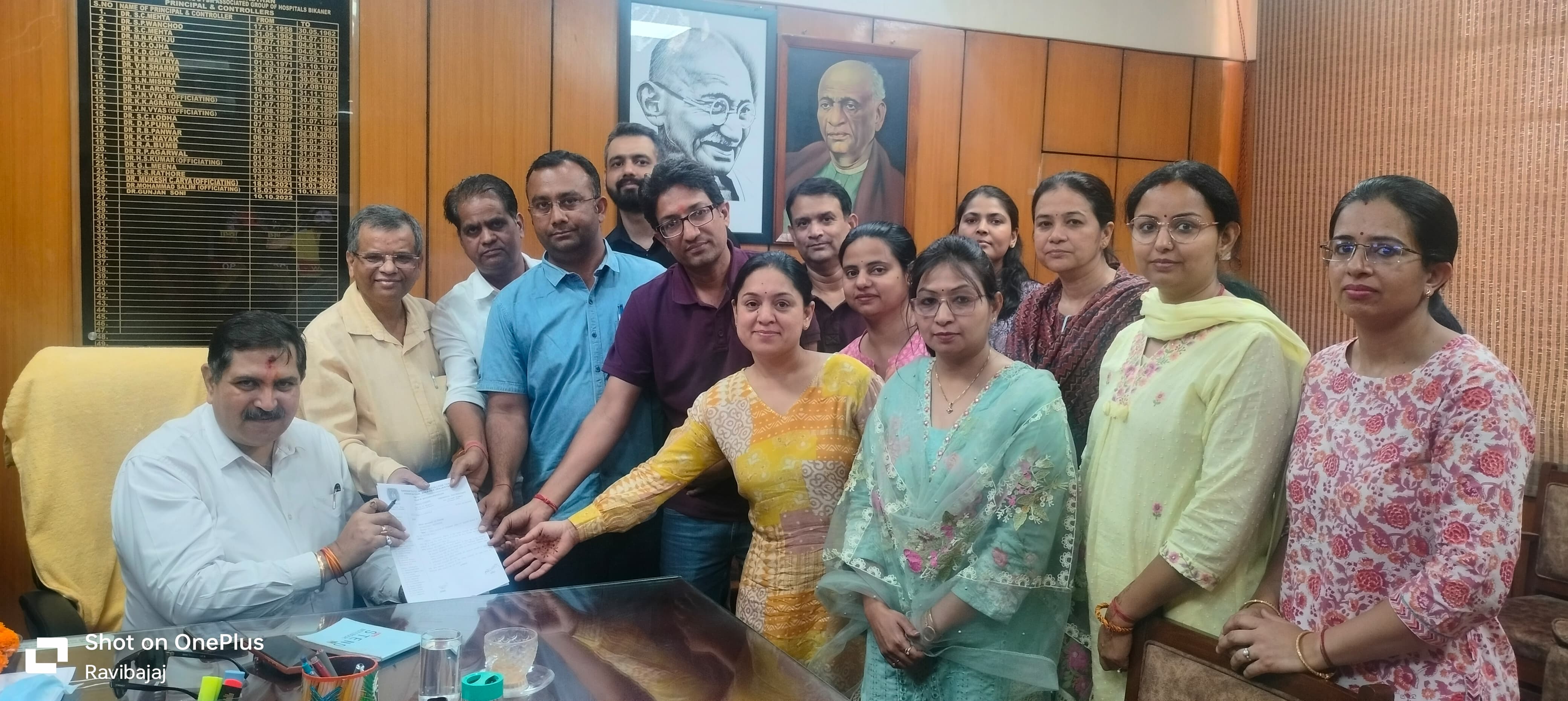 वरिष्ठ प्रदर्शकों ने विभिन्न मांगों को लेकर प्राचार्य डॉ. सोनी को सौंपा ज्ञापन