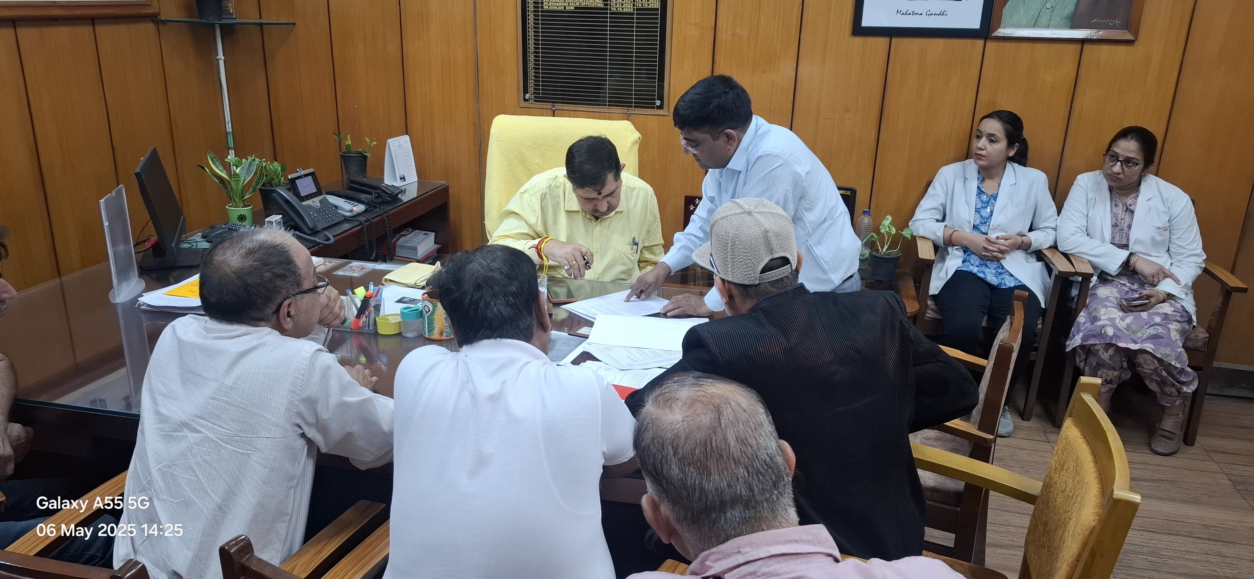 लेबोरेट्री टेक्निशियन कर्मचारी संघ ने प्राचार्य डॉ. सोनी के समक्ष उठाईं पदोन्नति और लियन की मांगें
