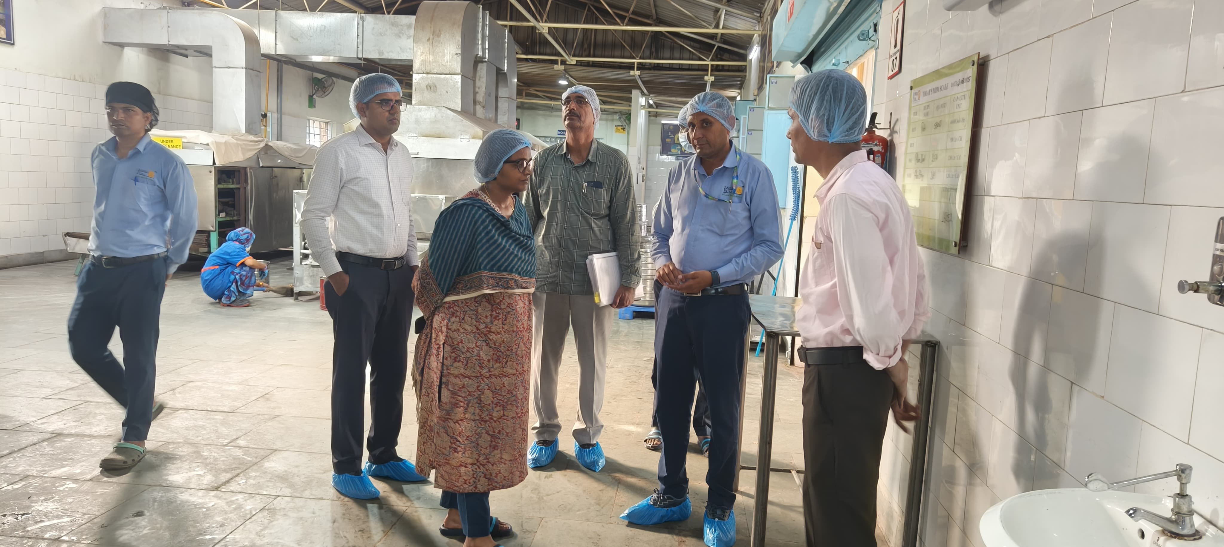 जिला कलेक्टर ने अक्षय पात्र फाउंडेशन द्वारा संचालित किचन का किया औचक निरीक्षण