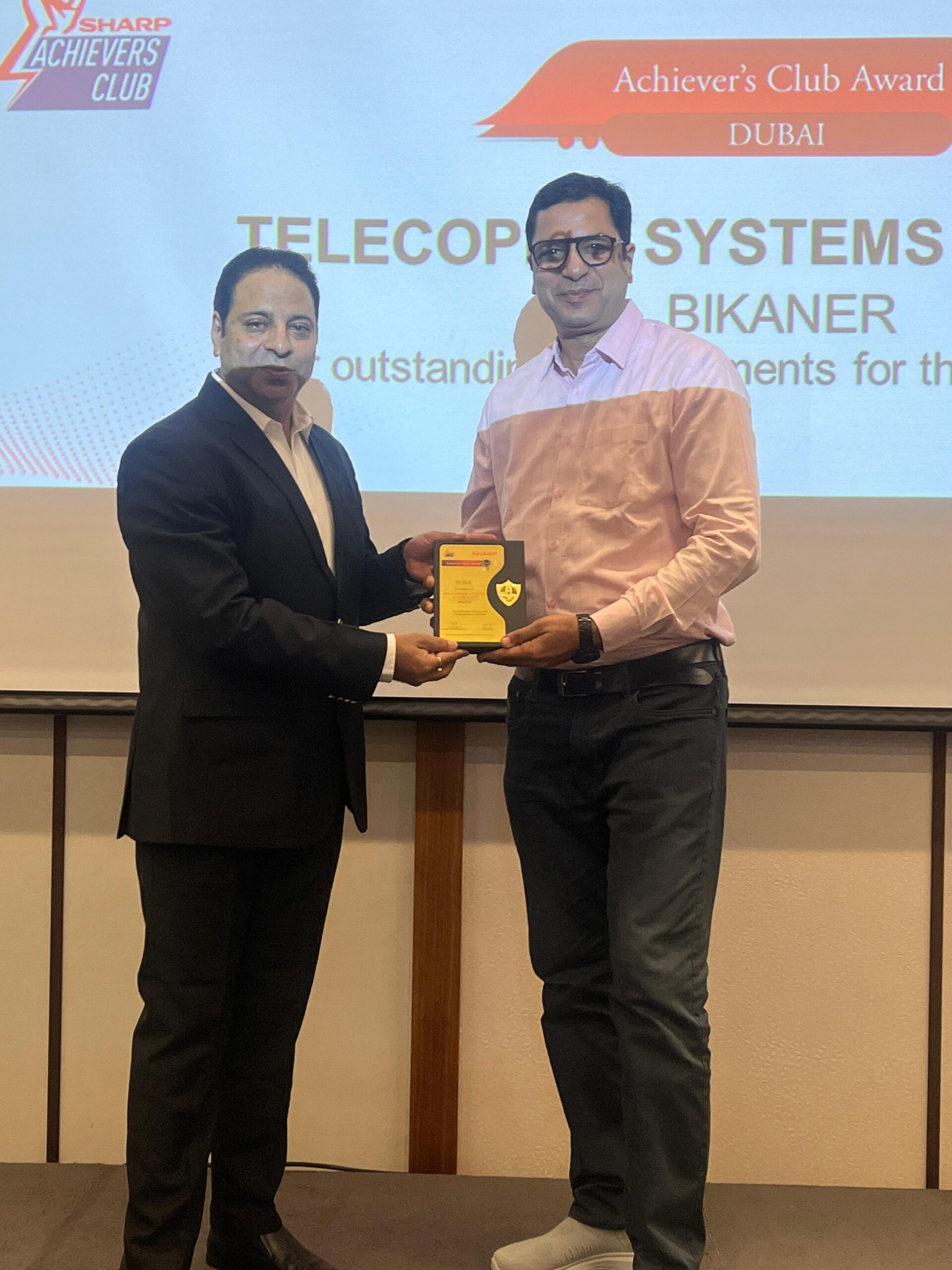 दुबई में बीकानेर का गौरव : कालरा बंधुओं को शार्प कंपनी का बेस्ट अचीवर्स क्लब अवार्ड