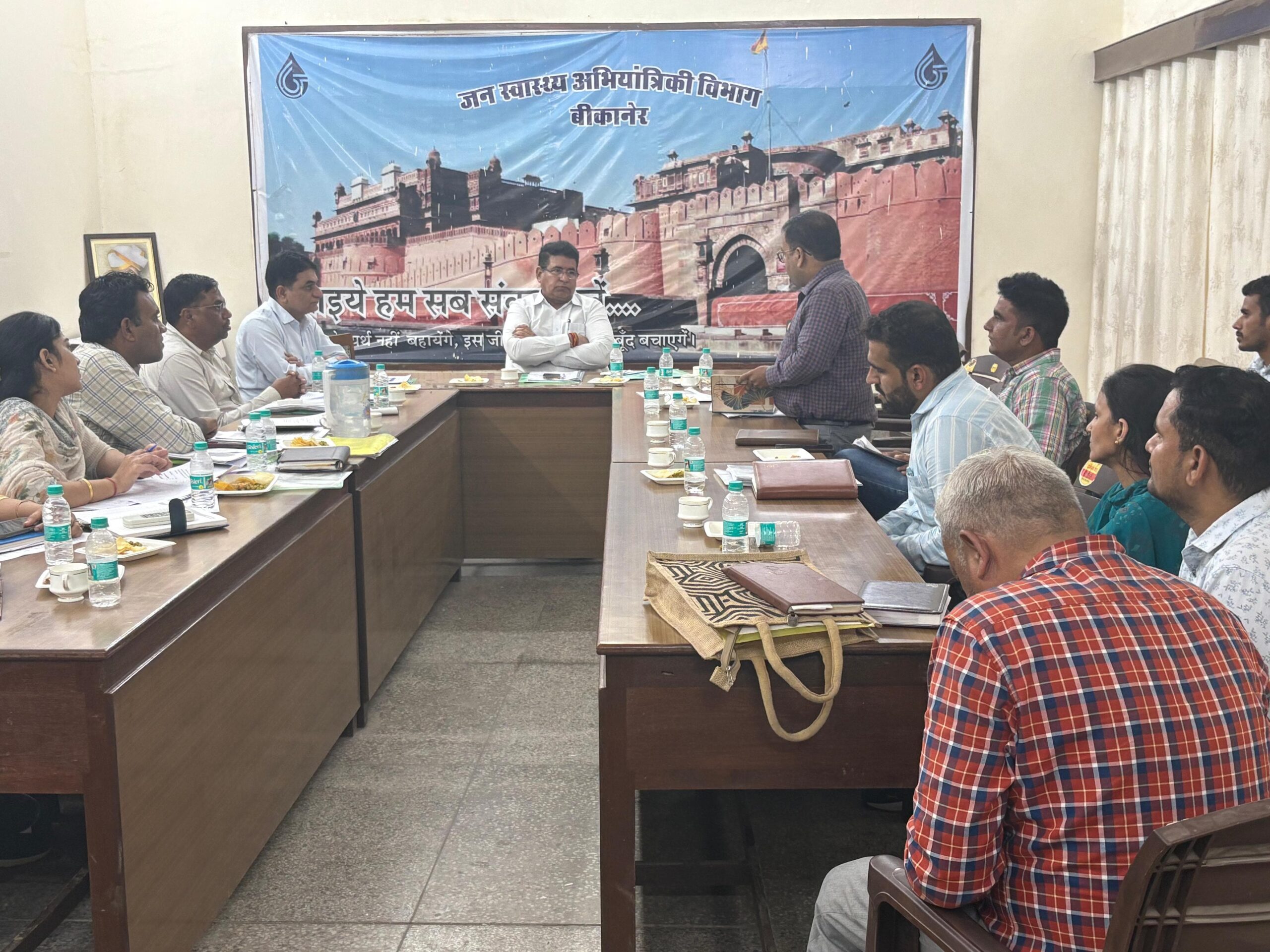 जलदाय विभाग के मुख्य अभियंता ने किया निरीक्षण, विभागीय अधिकारियों की ली बैठक