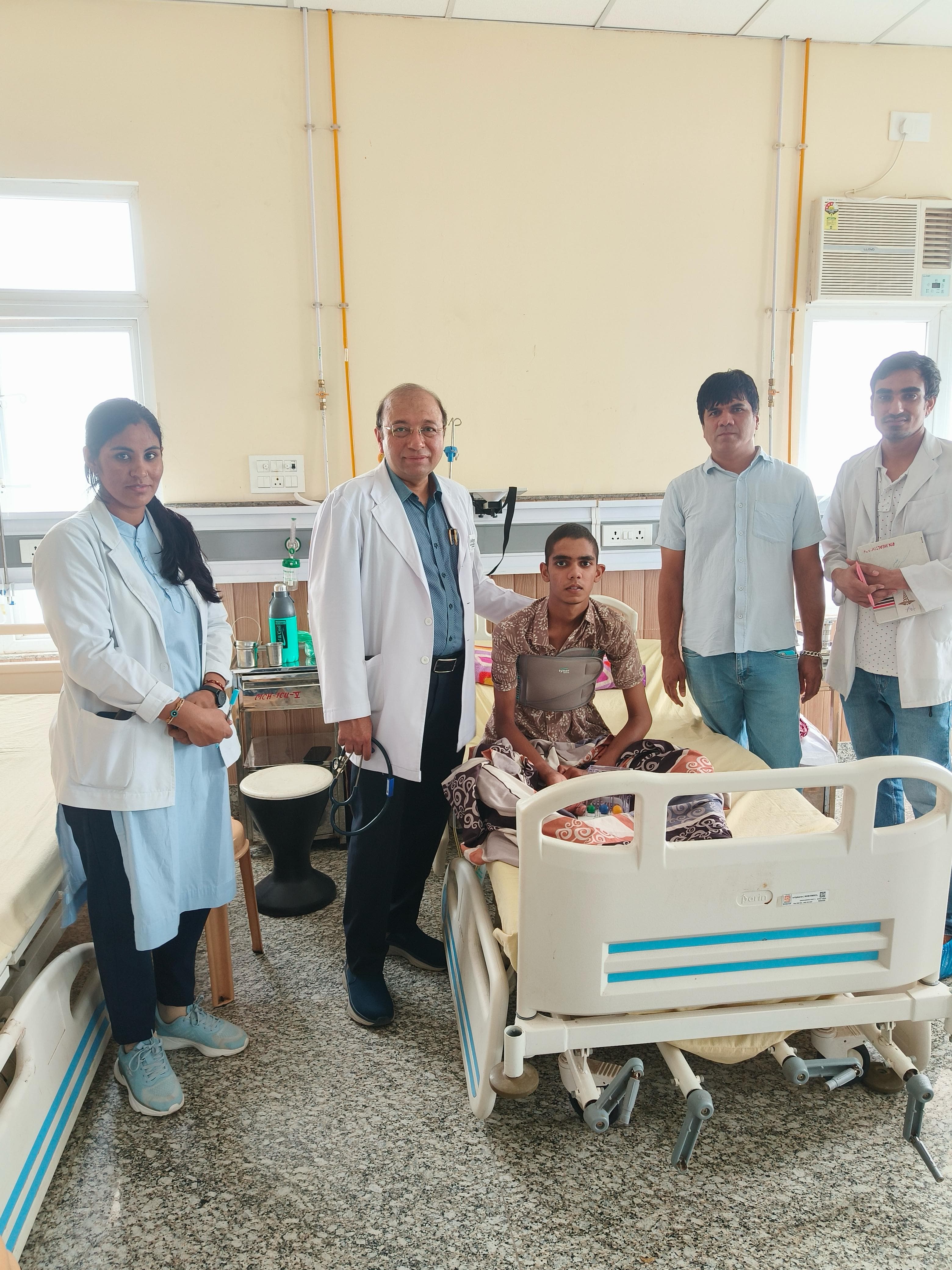 उपलब्धि पीबीएम अस्पताल : डॉ. संदीप गुप्ता ने 14 वर्षीय बच्चे के सीने मे कैंसर गांठ का किया जटिल एवं सफल ऑपरेशन