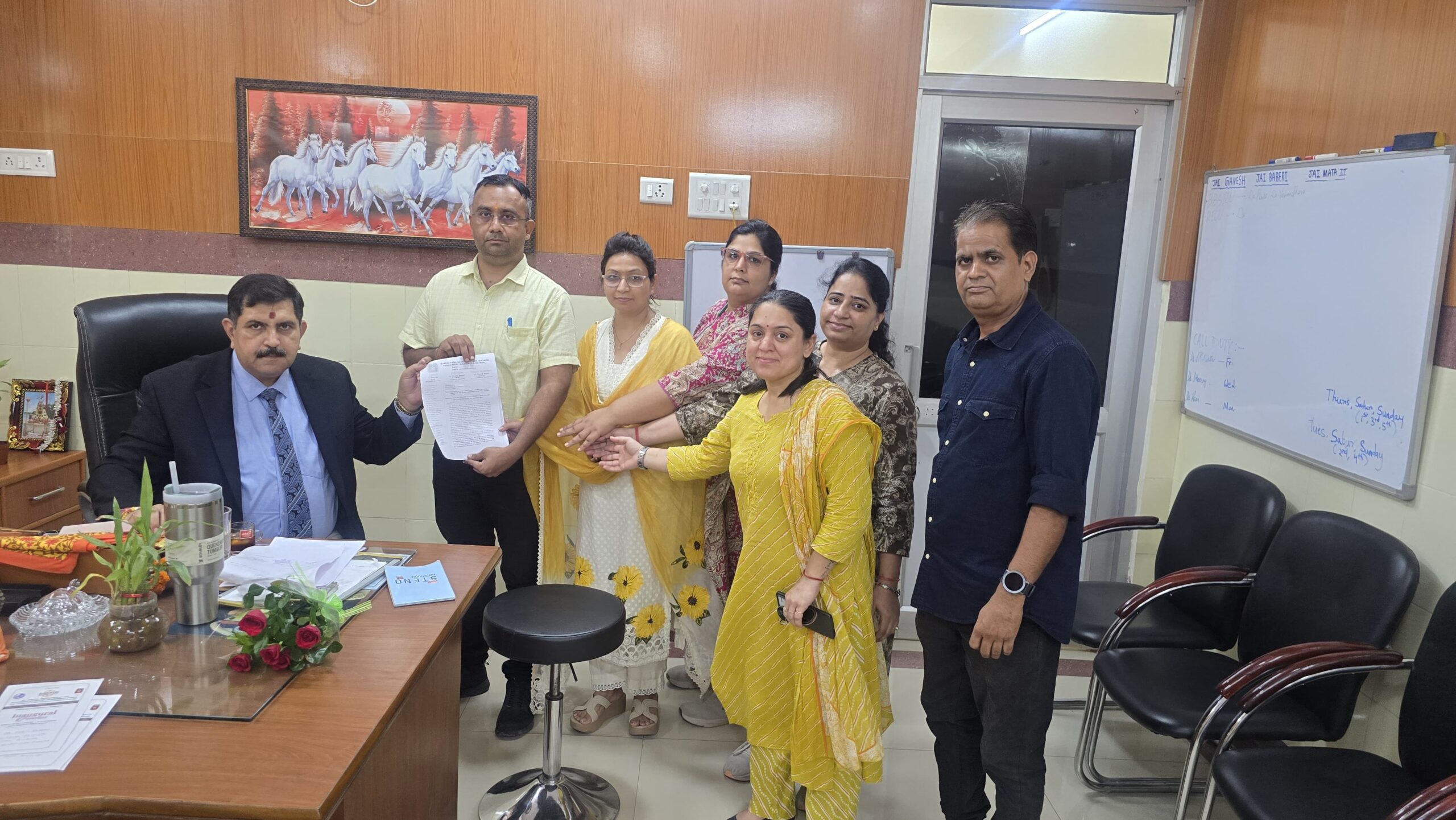 एसपी मेडिकल कॉलेज के वरिष्ठ प्रदर्शकों ने की पदोन्नति की मांग