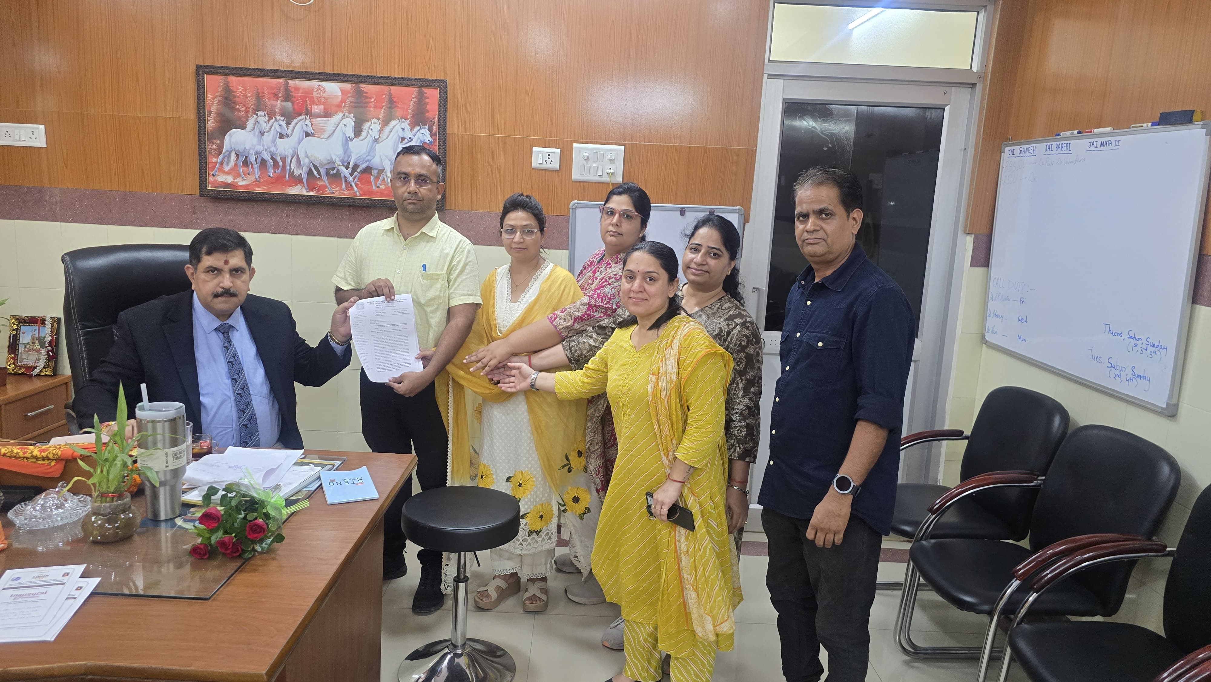 एसपी मेडिकल कॉलेज के वरिष्ठ प्रदर्शकों ने की पदोन्नति की मांग
