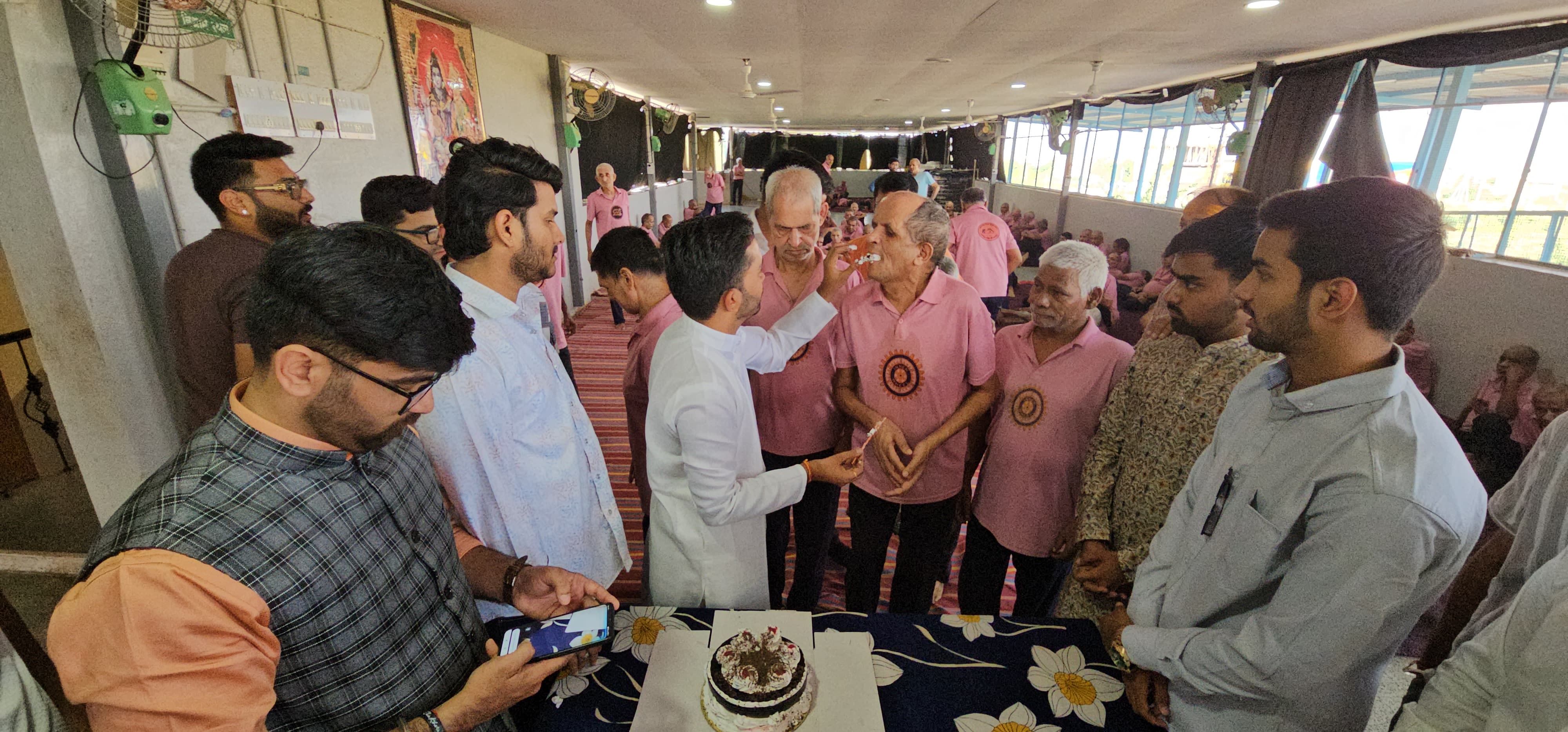 अपना घर आश्रम में युवोत्सर्ग फाउंडेशन द्वारा दीपावली समारोह आयोजित