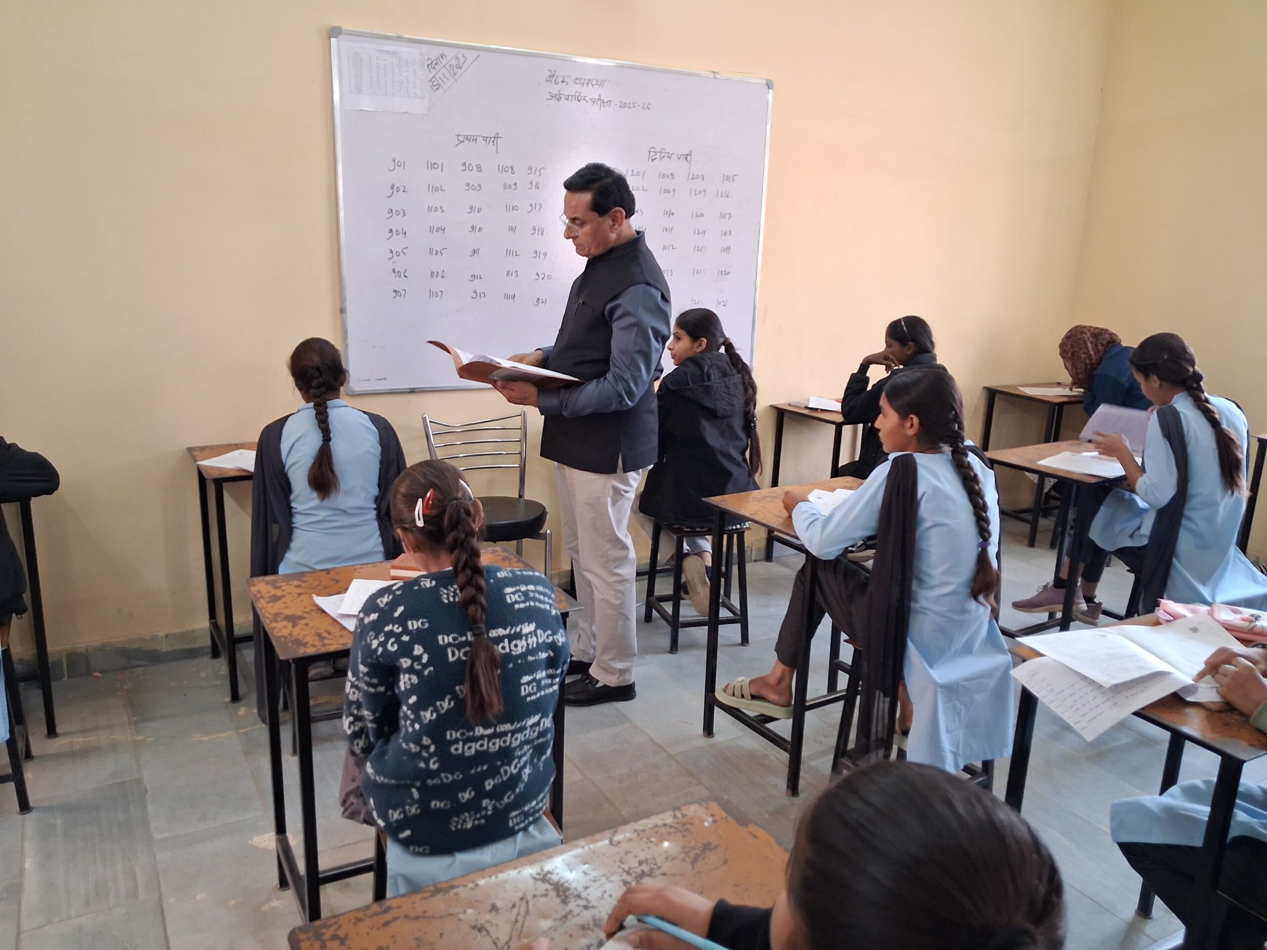 शिक्षा निदेशक सीताराम जाट ने स्कूलों का किया निरीक्षण : परीक्षा कार्य गंभीरता से नहीं करने पर दो शिक्षकों को नोटिस