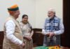 केंद्रीय मंत्री अर्जुन राम मेघवाल दंपति ने प्रधानमंत्री नरेंद्र मोदी से मुलाकात की : पाना देवी ने पीएम को भेंट की हस्तनिर्मित स्मृति-चिह्न और अपनी पुस्तक