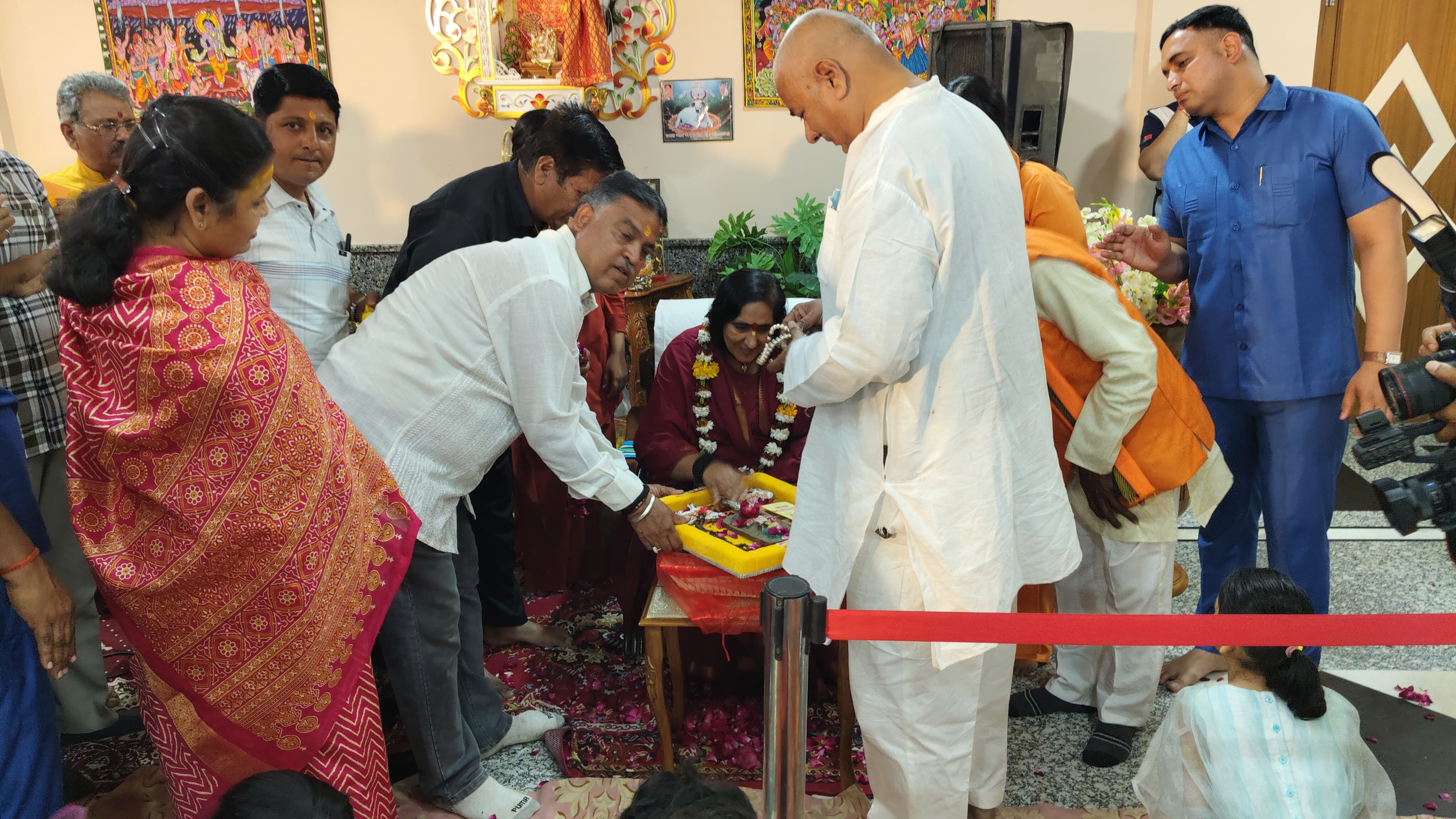 वंदे मातरम टीम ने साध्वी ऋतंभरा जी का किया मोतियों की माला से सम्मान