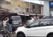 बारिश में बड़ा हादसा टला: सिल्वर स्क्वेयर मॉल के बाहर होर्डिंग गिरा, गाड़ियों को नुकसान